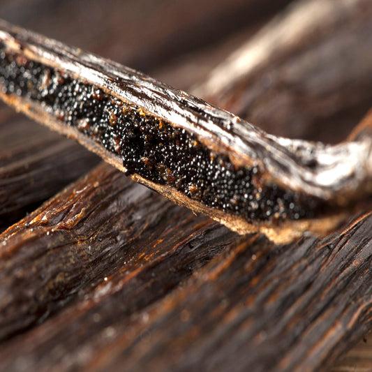 Grains au cœur d’une gousse de vanille fendue